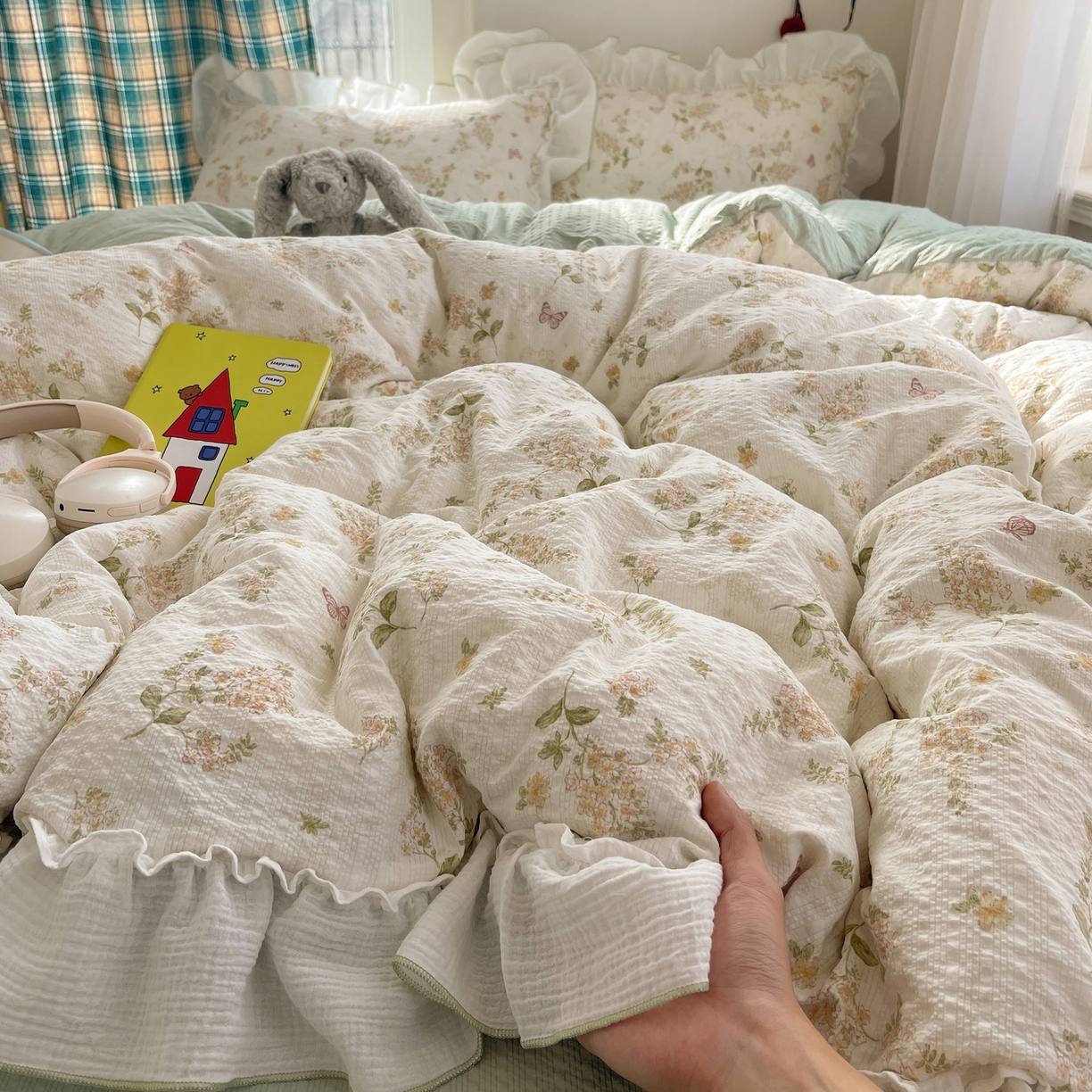 91家纺网 家纺一手货源 找家纺 繁花家居 2026新款韩系花边小碎花泡芙棉云感邹邹纱费尔岛风四件套 春樱漫时