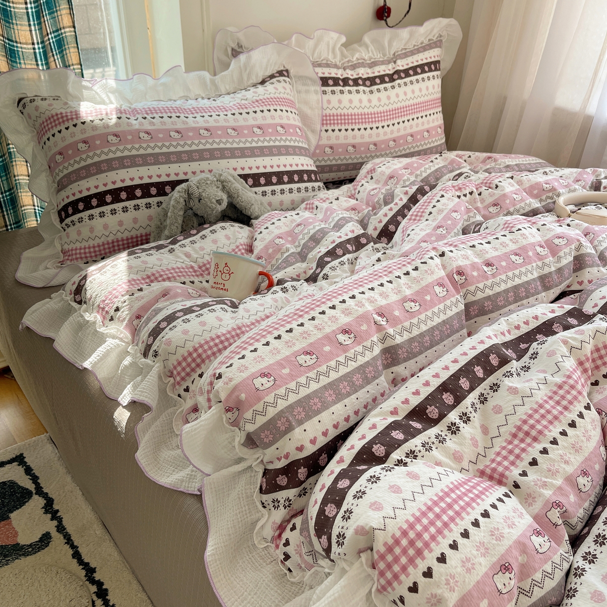 91家纺网 家纺一手货源 找家纺 繁花家居 2026新款韩系花边小碎花泡芙棉云感邹邹纱费尔岛风四件套 费尔岛猫