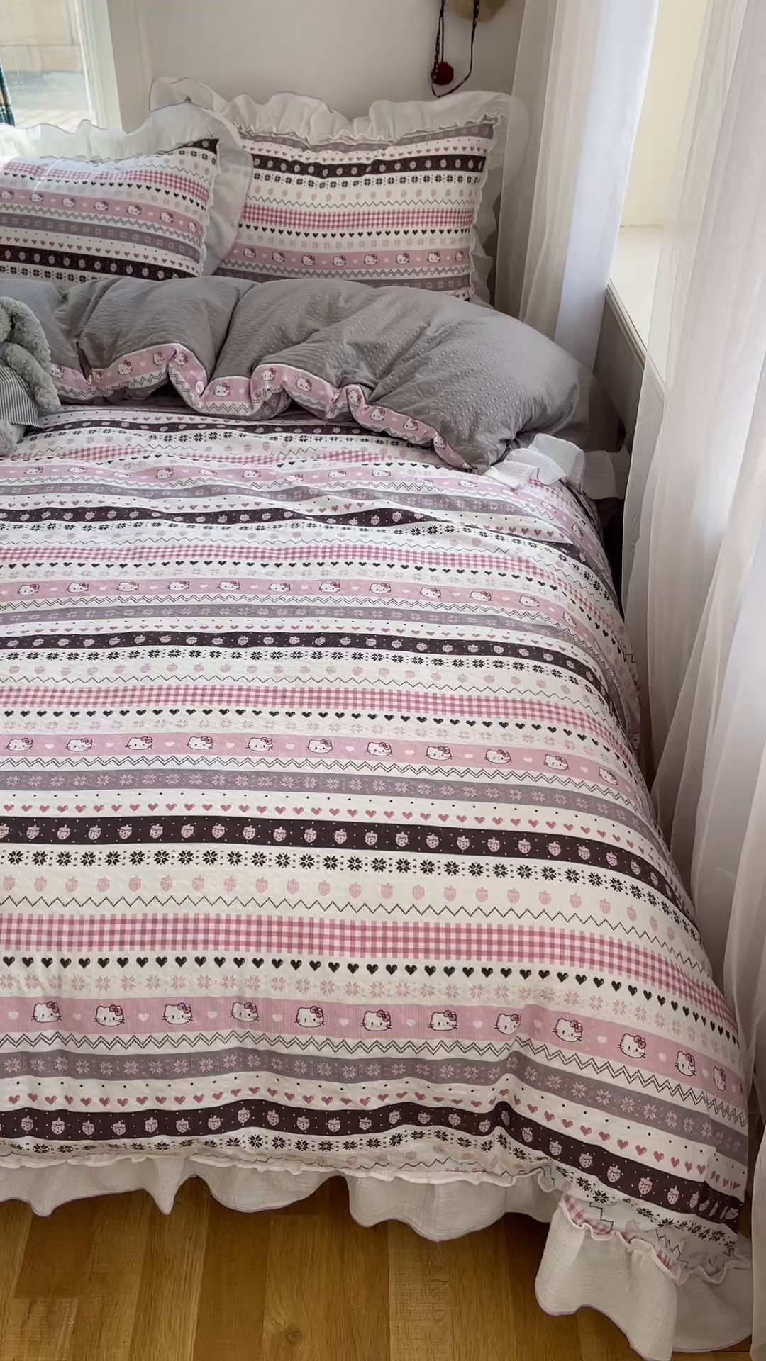 91家纺网 家纺一手货源 找家纺 繁花家居 2026新款韩系花边小碎花泡芙棉云感邹邹纱费尔岛风四件套 费尔岛猫