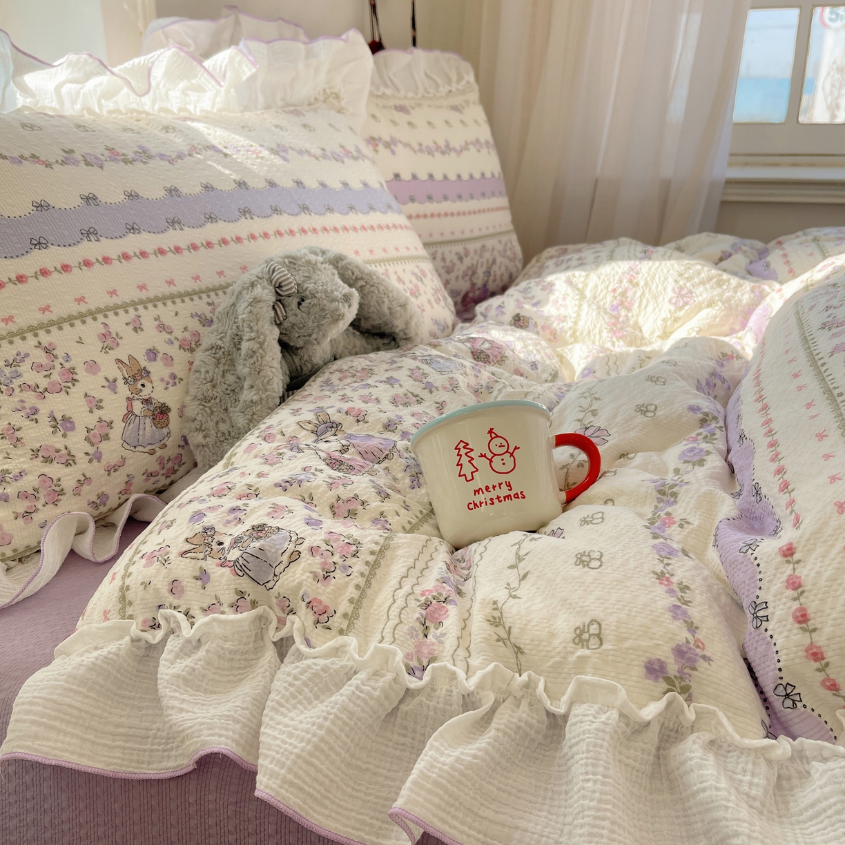 91家纺网 家纺一手货源 找家纺 繁花家居 2026新款韩系花边小碎花泡芙棉云感邹邹纱费尔岛风四件套 萝莉小兔