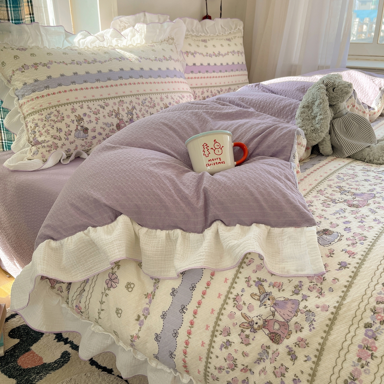 91家纺网 家纺一手货源 找家纺 繁花家居 2026新款韩系花边小碎花泡芙棉云感邹邹纱费尔岛风四件套 萝莉小兔