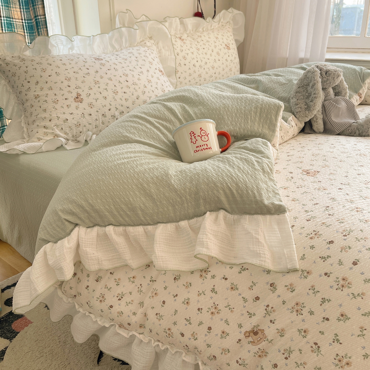 91家纺网 家纺一手货源 找家纺 繁花家居 2026新款韩系花边小碎花泡芙棉云感邹邹纱费尔岛风四件套 马儿踏青