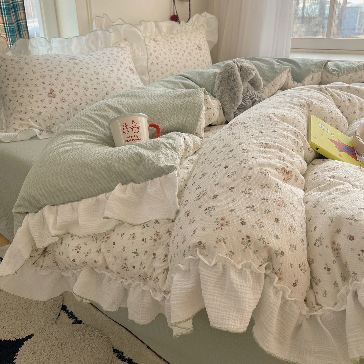 91家纺网 家纺一手货源 找家纺 繁花家居 2026新款韩系花边小碎花泡芙棉云感邹邹纱费尔岛风四件套 马儿踏青