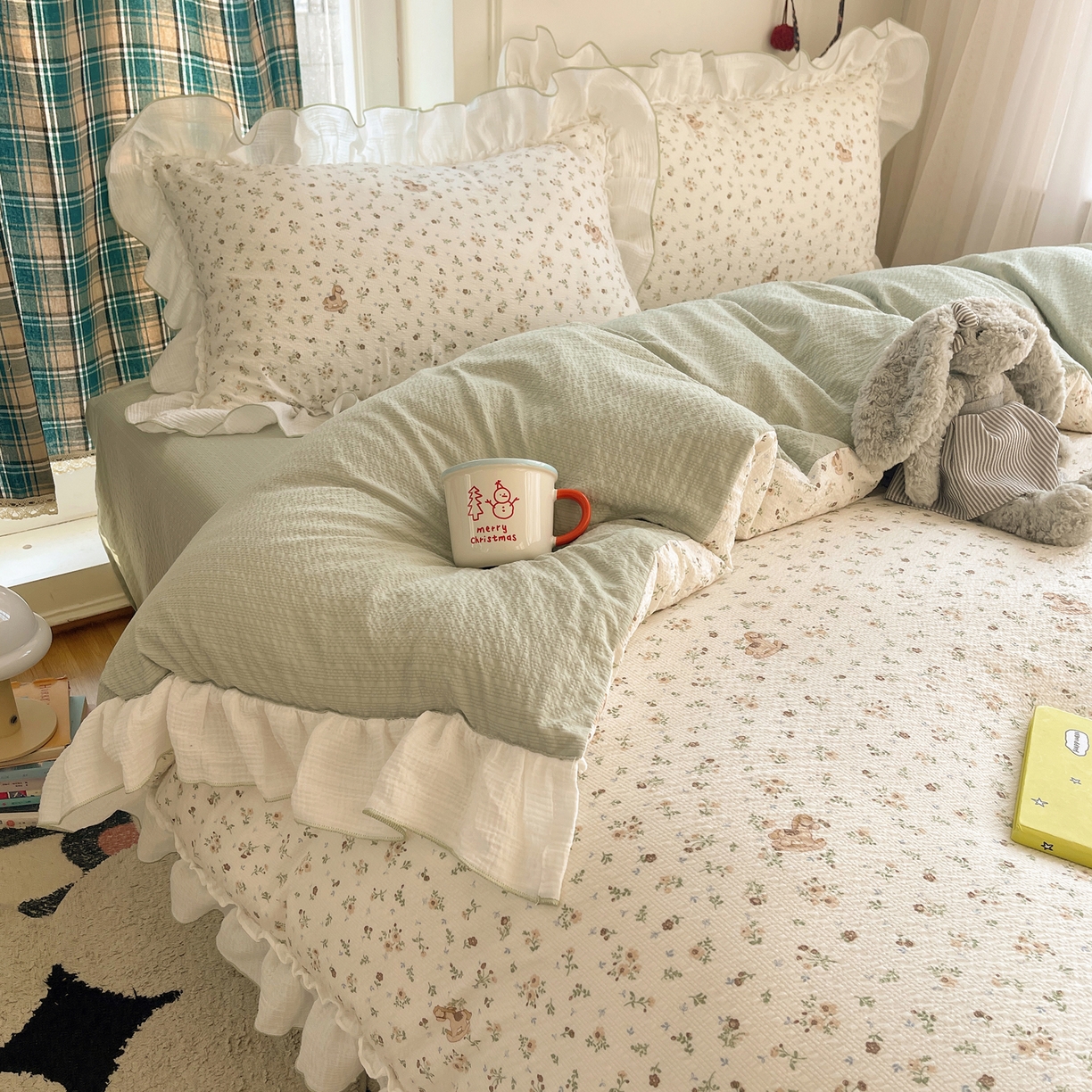 91家纺网 家纺一手货源 找家纺 繁花家居 2026新款韩系花边小碎花泡芙棉云感邹邹纱费尔岛风四件套 马儿踏青