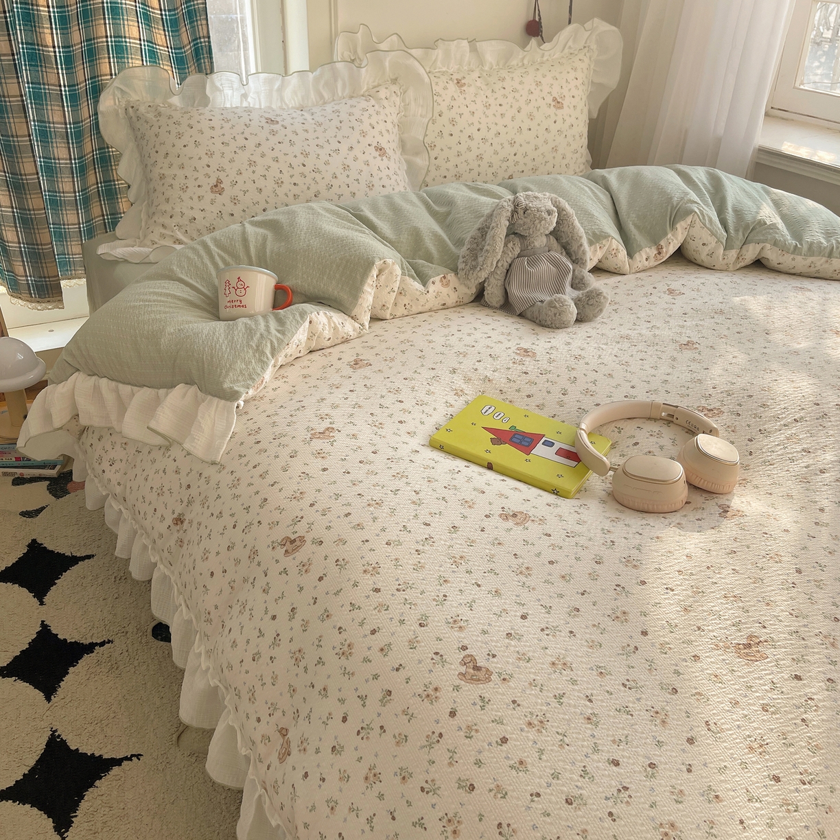 91家纺网 家纺一手货源 找家纺 繁花家居 2026新款韩系花边小碎花泡芙棉云感邹邹纱费尔岛风四件套 马儿踏青