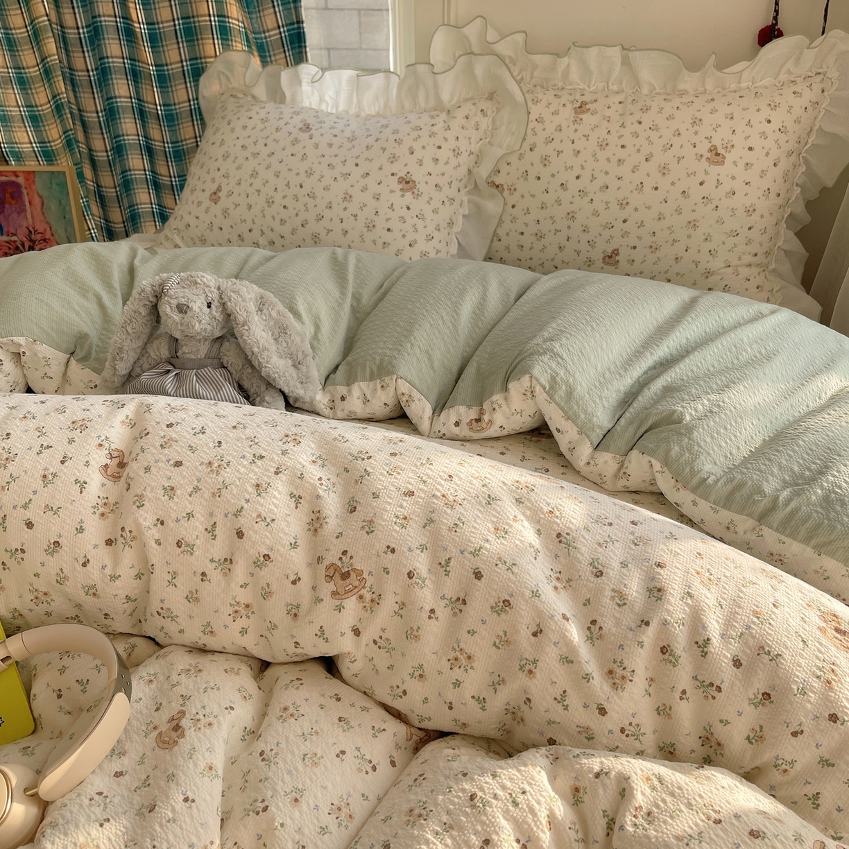 91家纺网 家纺一手货源 找家纺 繁花家居 2026新款韩系花边小碎花泡芙棉云感邹邹纱费尔岛风四件套 马儿踏青