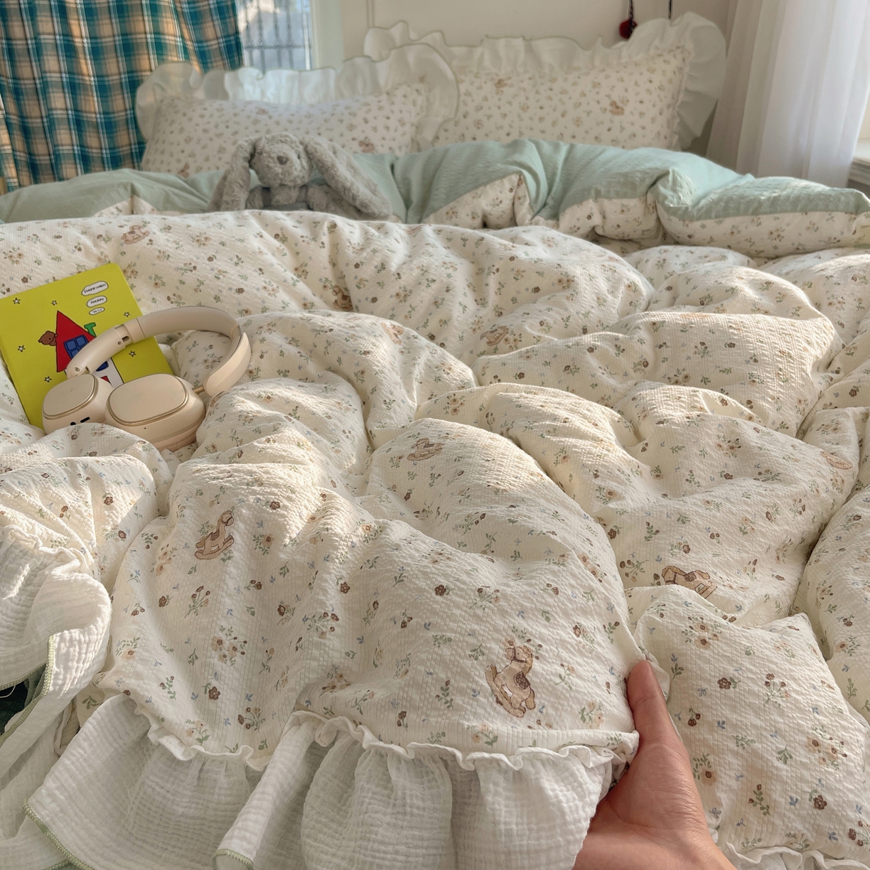 91家纺网 家纺一手货源 找家纺 繁花家居 2026新款韩系花边小碎花泡芙棉云感邹邹纱费尔岛风四件套 马儿踏青