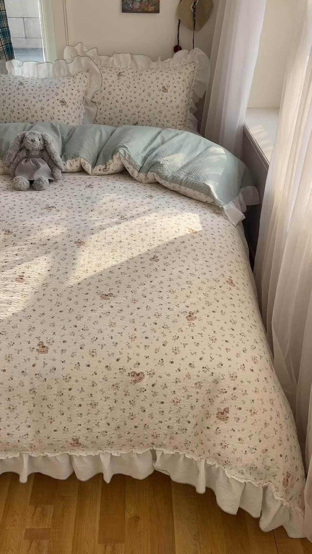 91家纺网 家纺一手货源 找家纺 繁花家居 2026新款韩系花边小碎花泡芙棉云感邹邹纱费尔岛风四件套 马儿踏青