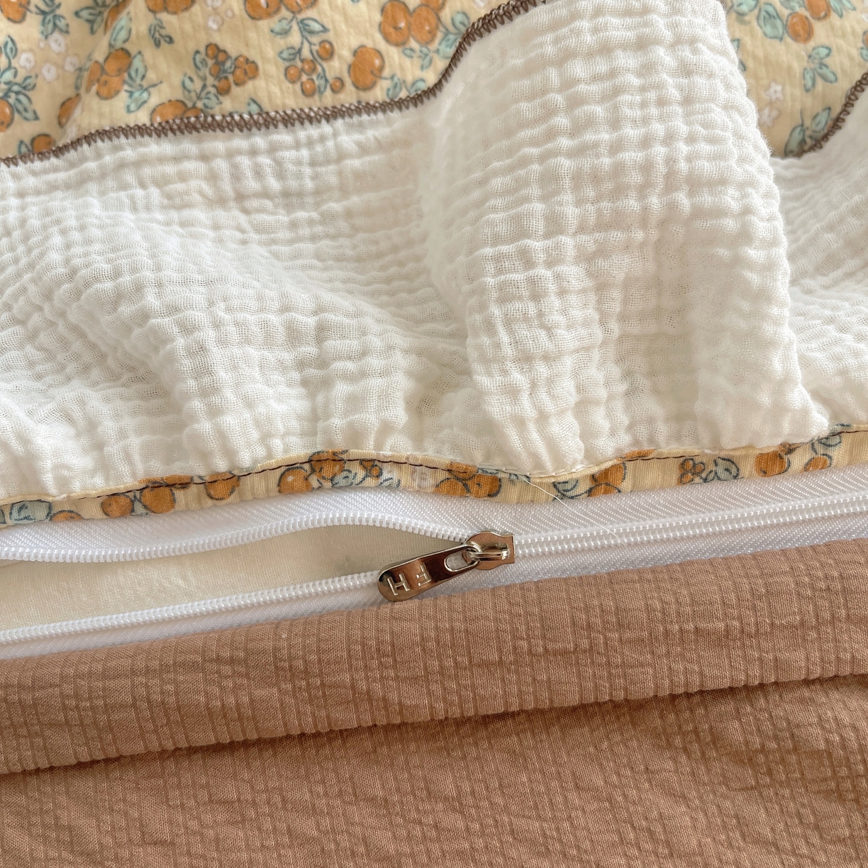 91家纺网 家纺一手货源 找家纺 繁花家居 2026新款韩系花边小碎花泡芙棉云感邹邹纱费尔岛风四件套 秋日盛果