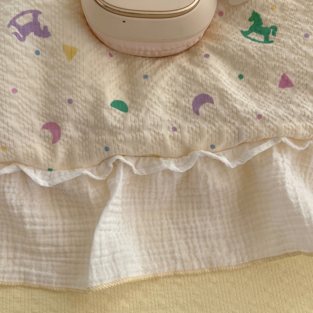 91家纺网 家纺一手货源 找家纺 繁花家居 2026新款韩系花边小碎花泡芙棉云感邹邹纱费尔岛风四件套 日落星马