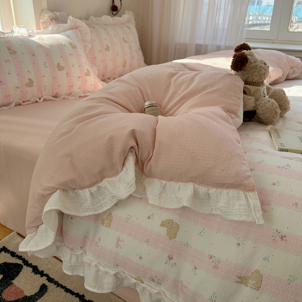 91家纺网 家纺一手货源 找家纺 繁花家居 2026新款韩系花边小碎花泡芙棉云感邹邹纱费尔岛风四件套 小花兔兔