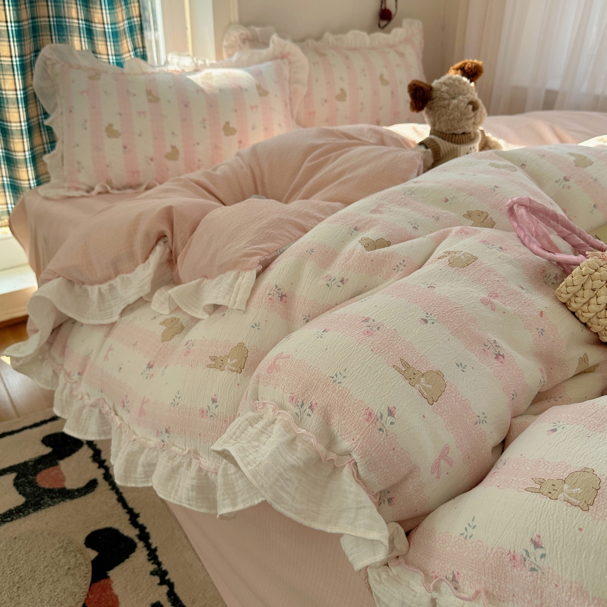 91家纺网 家纺一手货源 找家纺 繁花家居 2026新款韩系花边小碎花泡芙棉云感邹邹纱费尔岛风四件套 小花兔兔