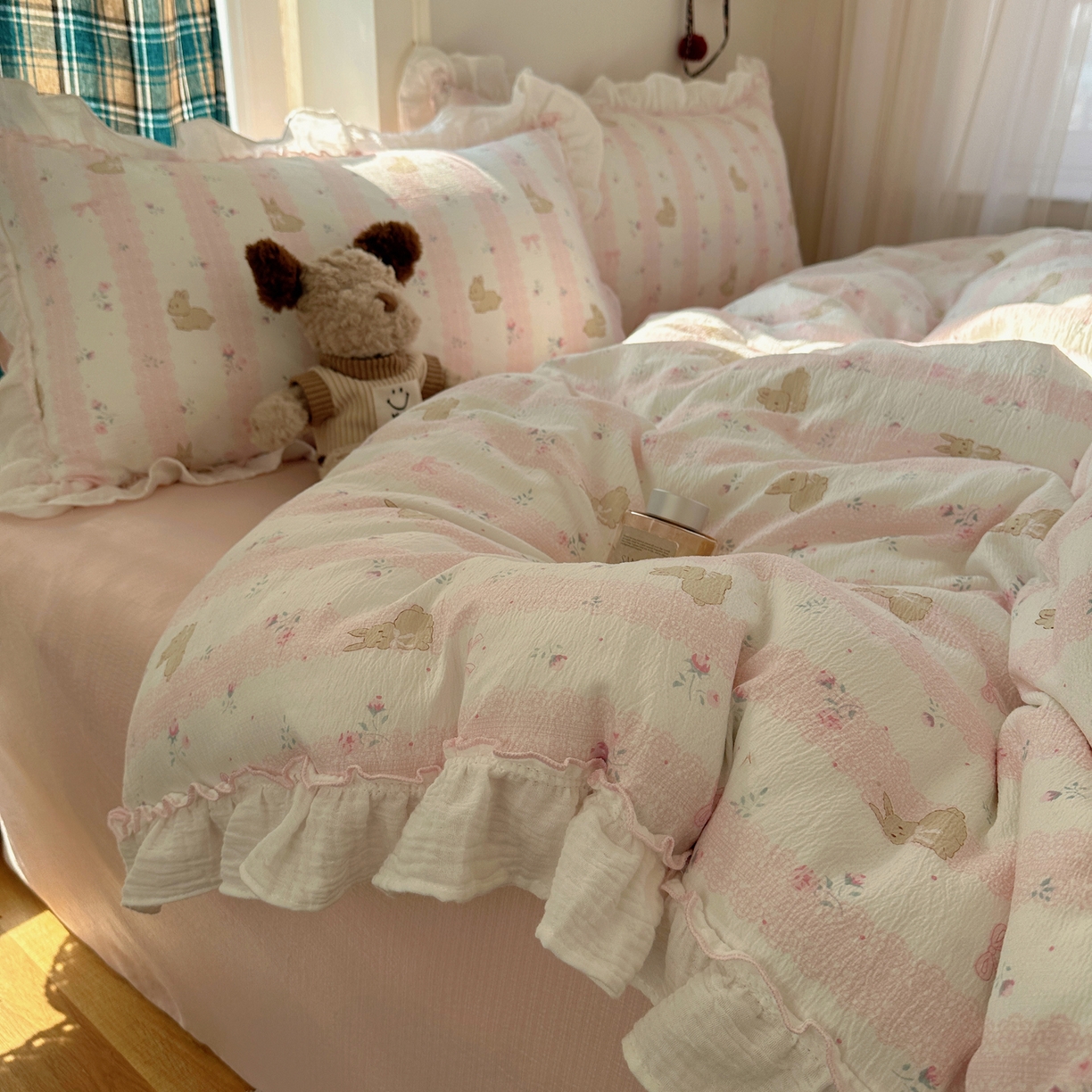 91家纺网 家纺一手货源 找家纺 繁花家居 2026新款韩系花边小碎花泡芙棉云感邹邹纱费尔岛风四件套 小花兔兔