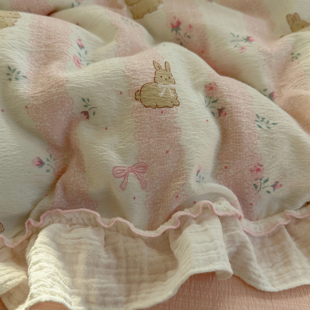 91家纺网 家纺一手货源 找家纺 繁花家居 2026新款韩系花边小碎花泡芙棉云感邹邹纱费尔岛风四件套 小花兔兔