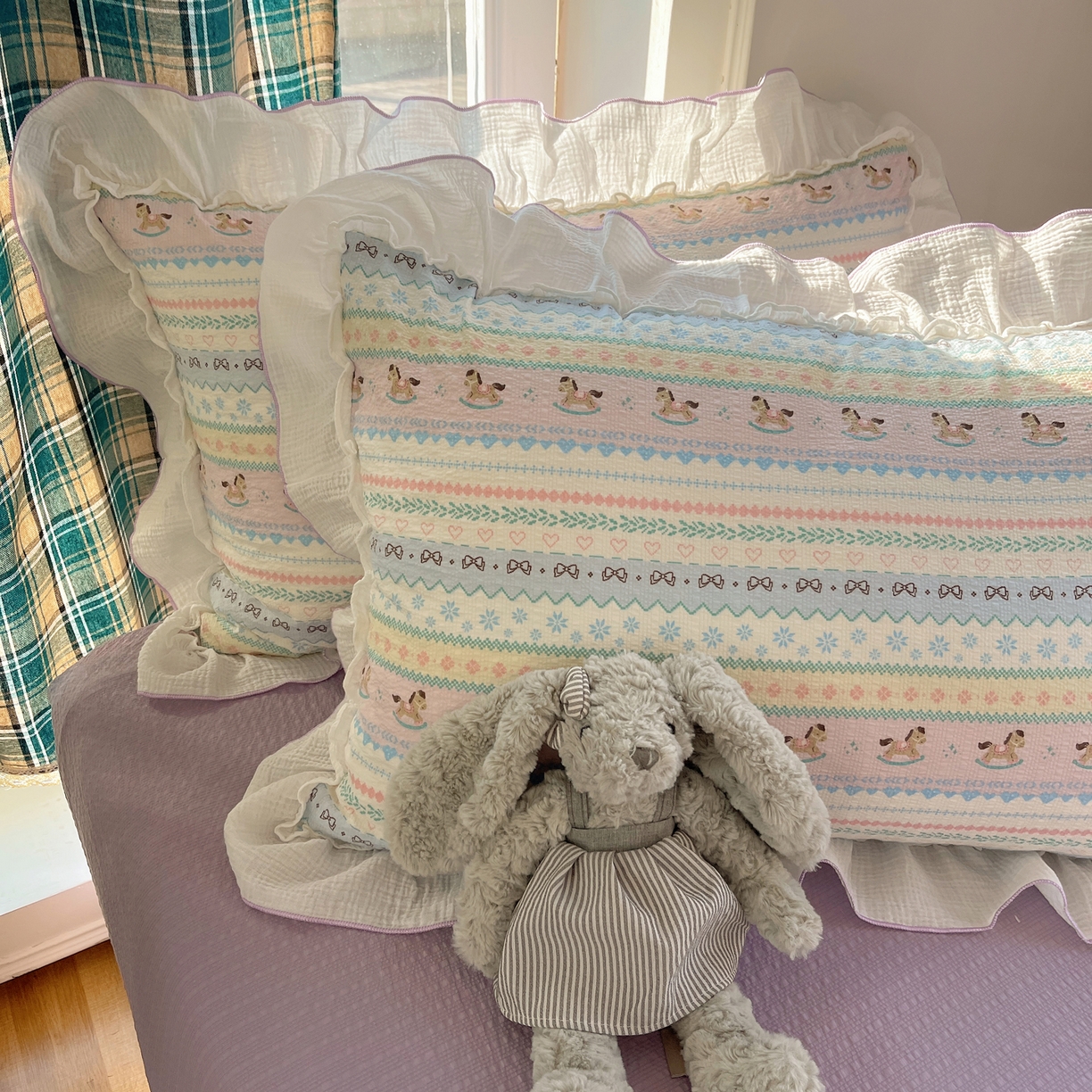 91家纺网 家纺一手货源 找家纺 繁花家居 2026新款韩系花边小碎花泡芙棉云感邹邹纱费尔岛风四件套 小马奔腾