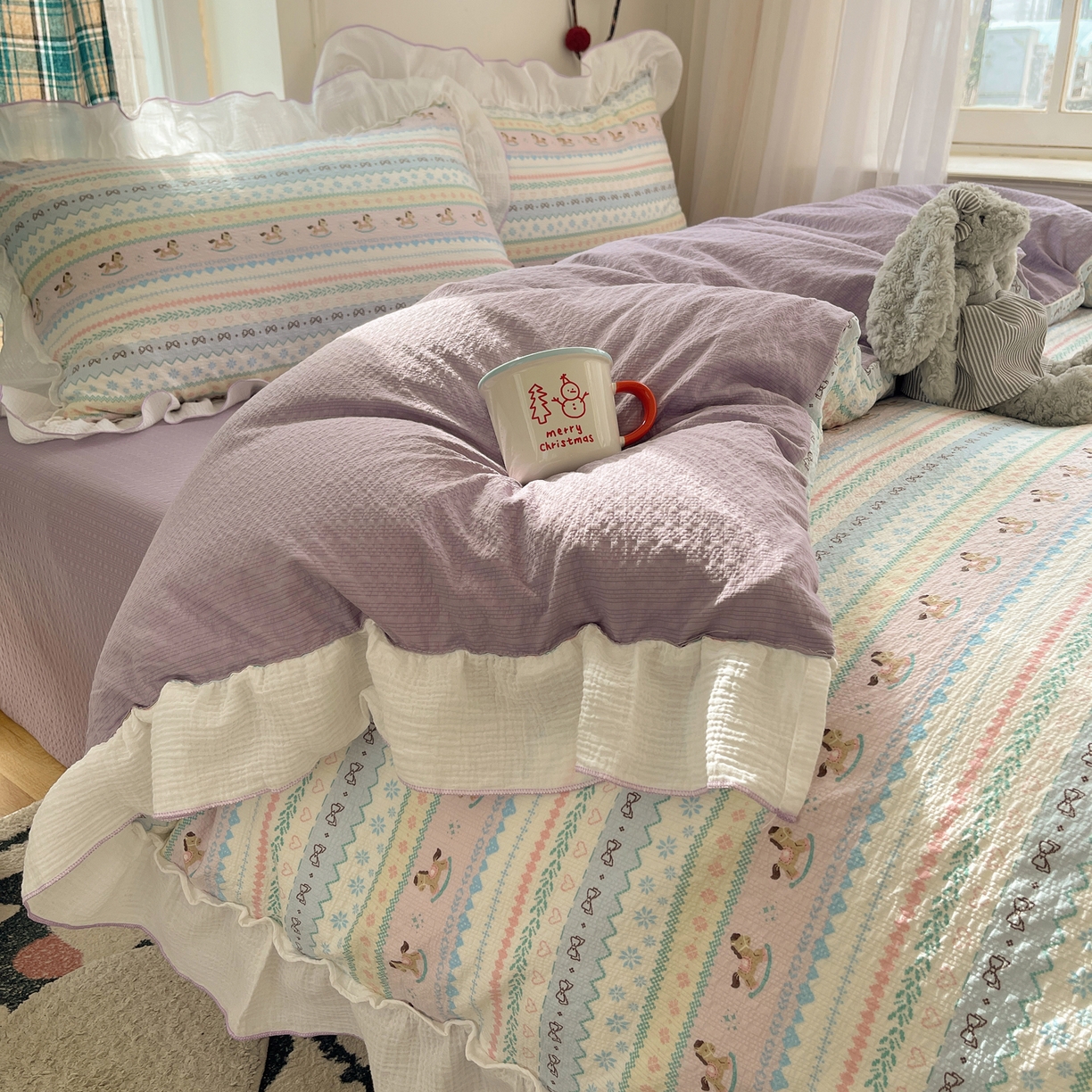 91家纺网 家纺一手货源 找家纺 繁花家居 2026新款韩系花边小碎花泡芙棉云感邹邹纱费尔岛风四件套 小马奔腾