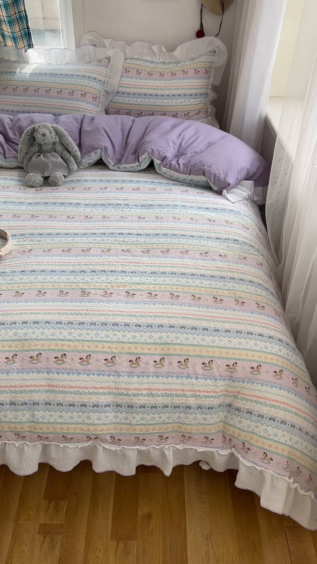 91家纺网 家纺一手货源 找家纺 繁花家居 2026新款韩系花边小碎花泡芙棉云感邹邹纱费尔岛风四件套 小马奔腾