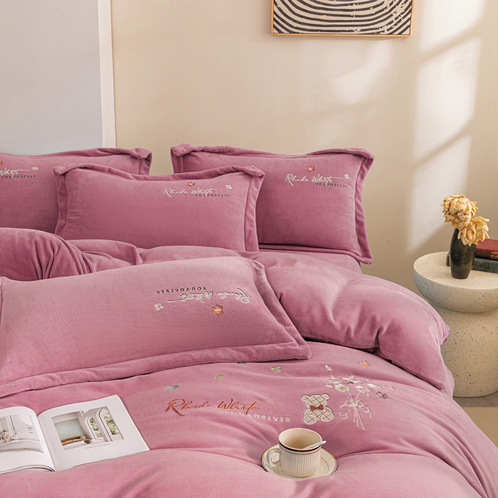 91家纺网 家纺一手货源 找家纺 （总）绒博士 2024新款220克牛奶绒秋冬保暖四件套-花颜小熊