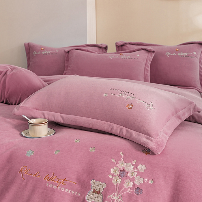 91家纺网 家纺一手货源 找家纺 （总）绒博士 2024新款220克牛奶绒秋冬保暖四件套-花颜小熊