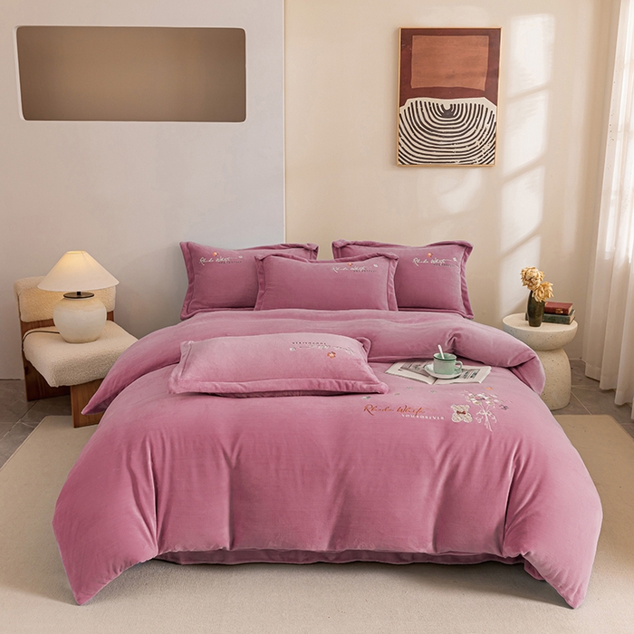 91家纺网 家纺一手货源 找家纺 （总）绒博士 2024新款220克牛奶绒秋冬保暖四件套-花颜小熊