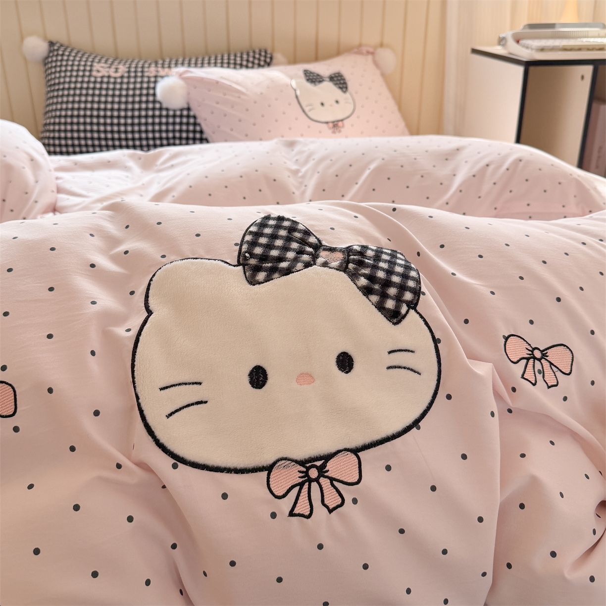 91家纺网 家纺一手货源 找家纺 吾欢心 2026春夏新款古法水洗仿棉卡通贴布绣四件套可爱猫咪 可爱猫咪粉