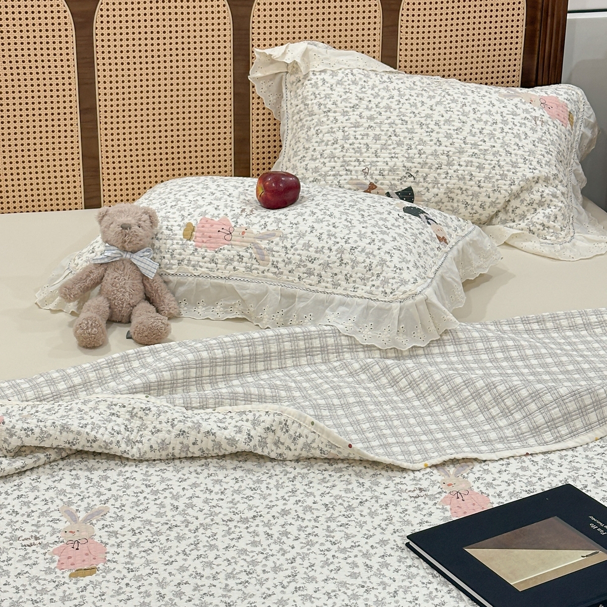 91家纺网 家纺一手货源 找家纺 床盖工厂店 2025新款法式双面全面填充棉花床盖三件套 哆咪兔