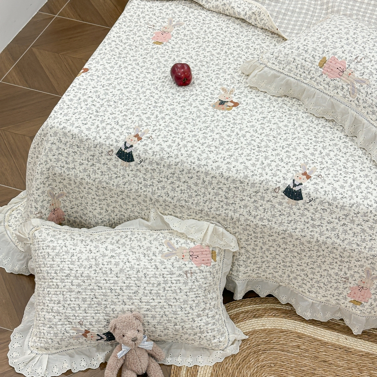 91家纺网 家纺一手货源 找家纺 床盖工厂店 2025新款法式双面全面填充棉花床盖三件套 哆咪兔