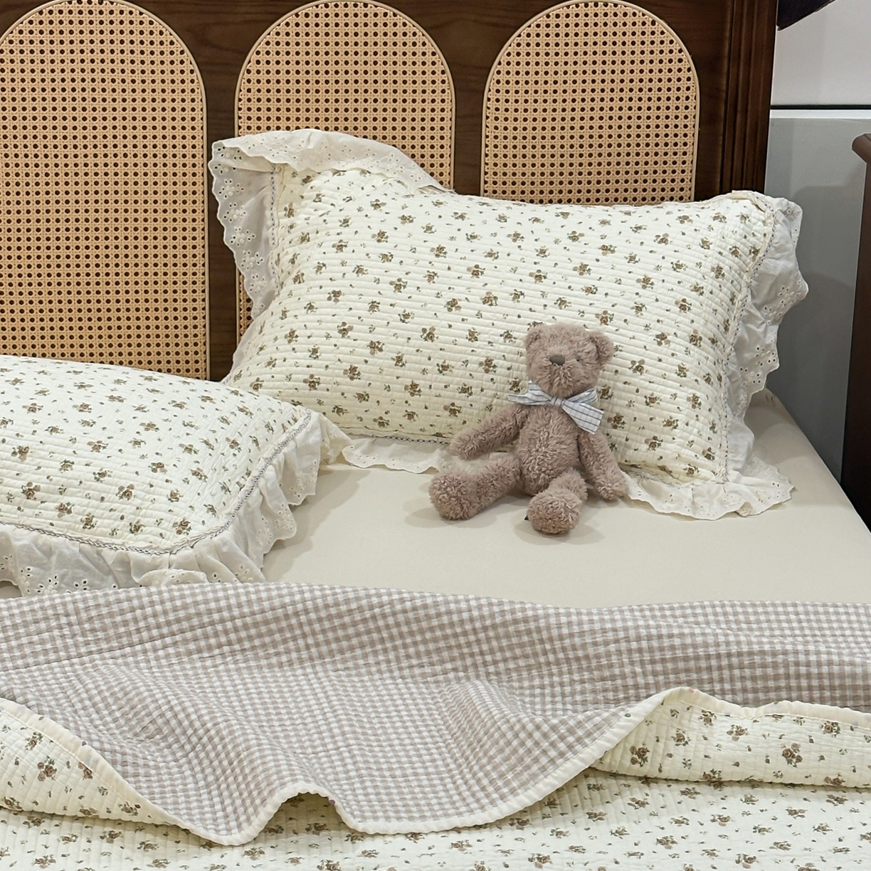 91家纺网 家纺一手货源 找家纺 床盖工厂店 2025新款法式双面全面填充棉花床盖三件套 芊芊花海