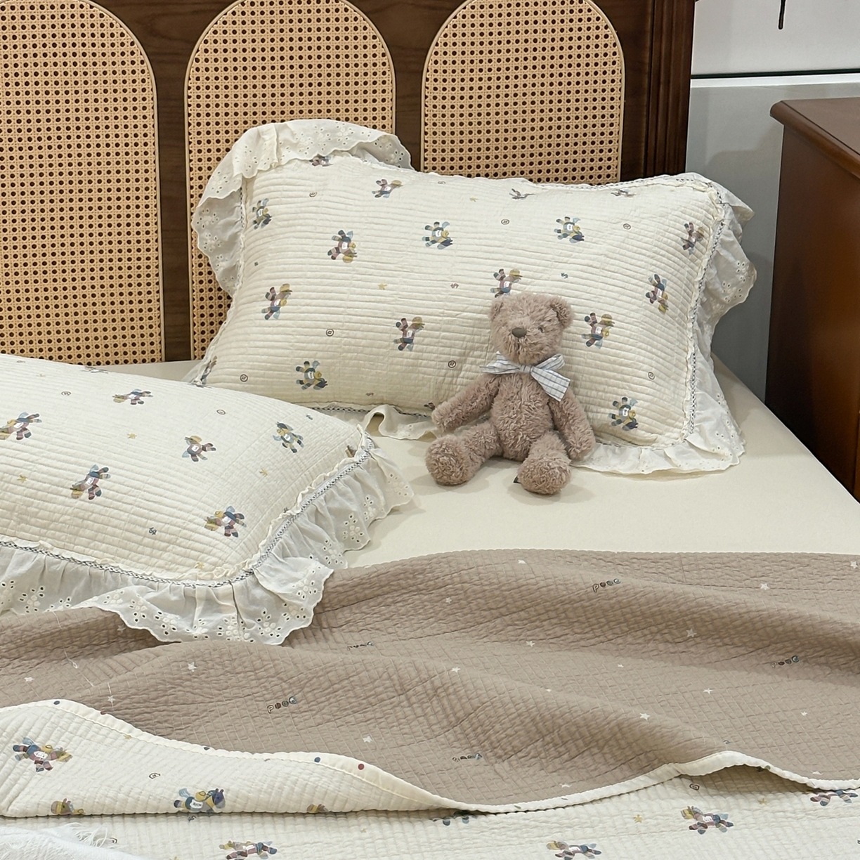 91家纺网 家纺一手货源 找家纺 床盖工厂店 2025新款法式双面全面填充棉花床盖三件套 小马浅浅