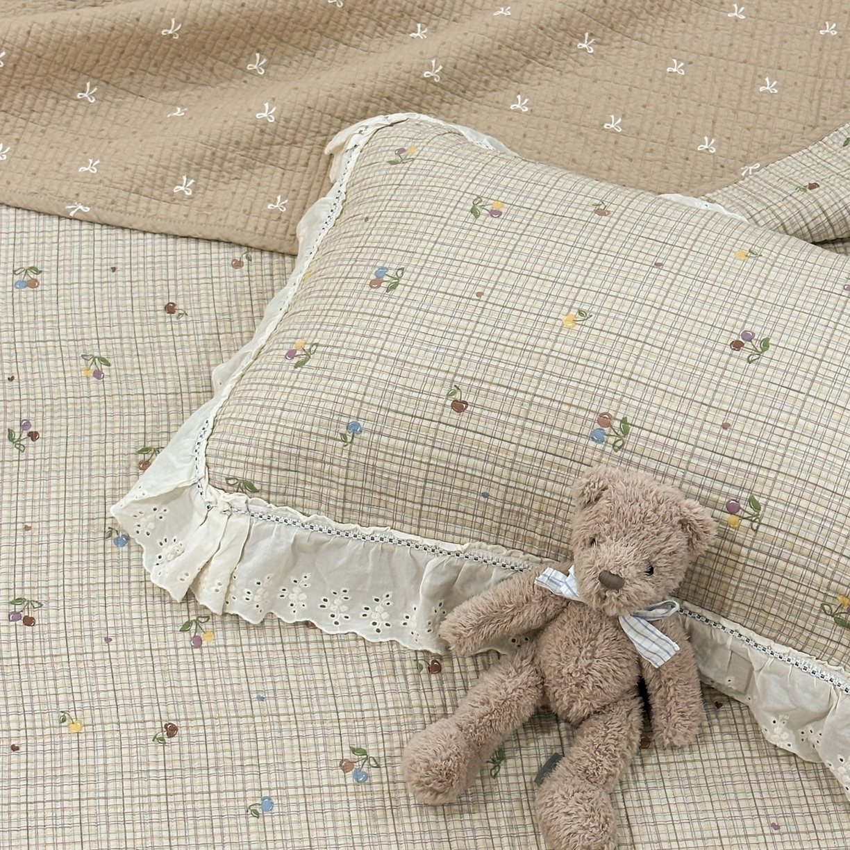 91家纺网 家纺一手货源 找家纺 床盖工厂店 2025新款法式双面全面填充棉花床盖三件套 樱桃小可-咖