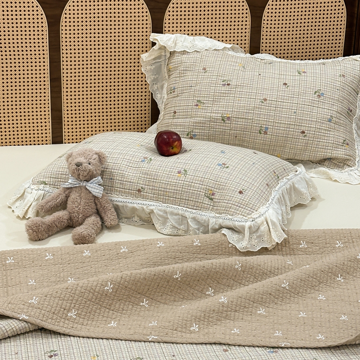 91家纺网 家纺一手货源 找家纺 床盖工厂店 2025新款法式双面全面填充棉花床盖三件套 樱桃小可-咖