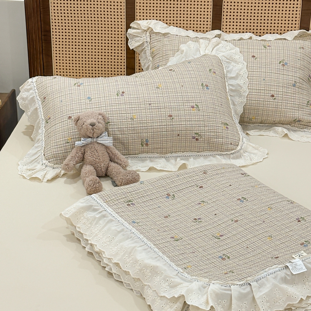 91家纺网 家纺一手货源 找家纺 床盖工厂店 2025新款法式双面全面填充棉花床盖三件套 樱桃小可-咖