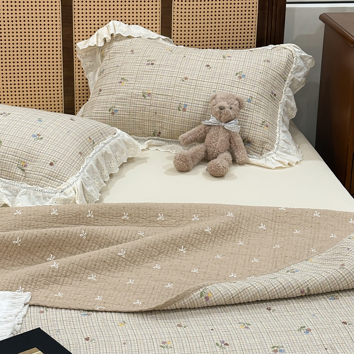 91家纺网 家纺一手货源 找家纺 床盖工厂店 2025新款法式双面全面填充棉花床盖三件套 樱桃小可-咖