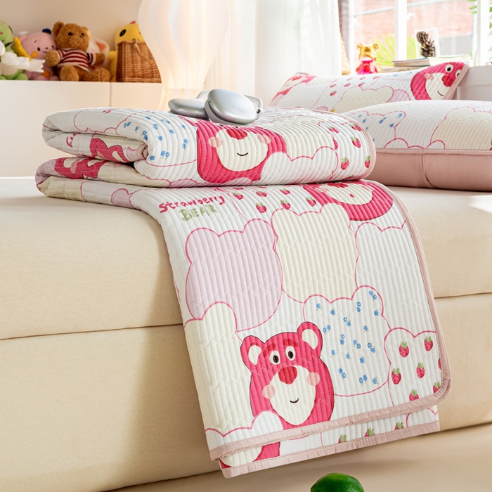 91家纺网 家纺一手货源 找家纺 X猫先生 2026新款全棉床盖小清新夹棉床单炕盖四季跑量款 圣诞草莓熊