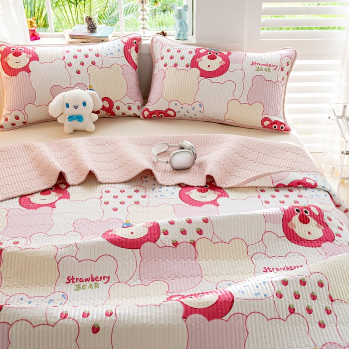 91家纺网 家纺一手货源 找家纺 X猫先生 2026新款全棉床盖小清新夹棉床单炕盖四季跑量款 圣诞草莓熊