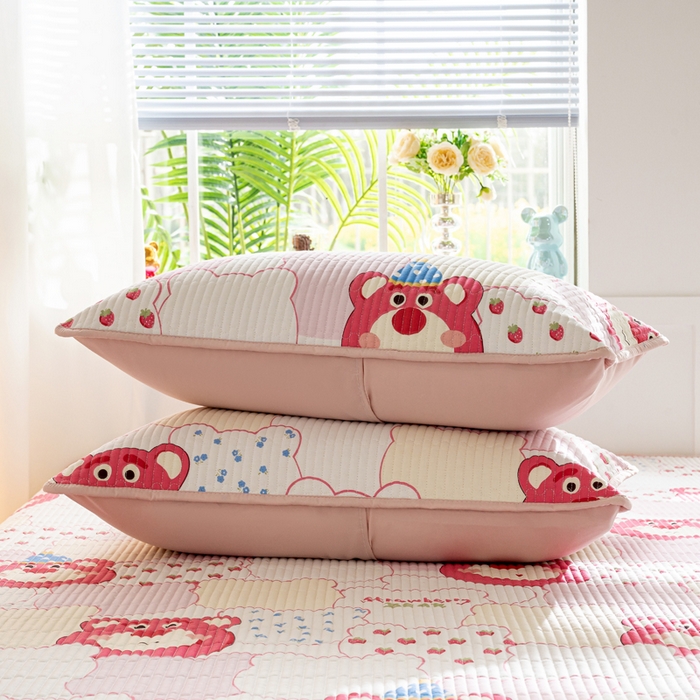 91家纺网 家纺一手货源 找家纺 X猫先生 2026新款全棉床盖小清新夹棉床单炕盖四季跑量款 圣诞草莓熊