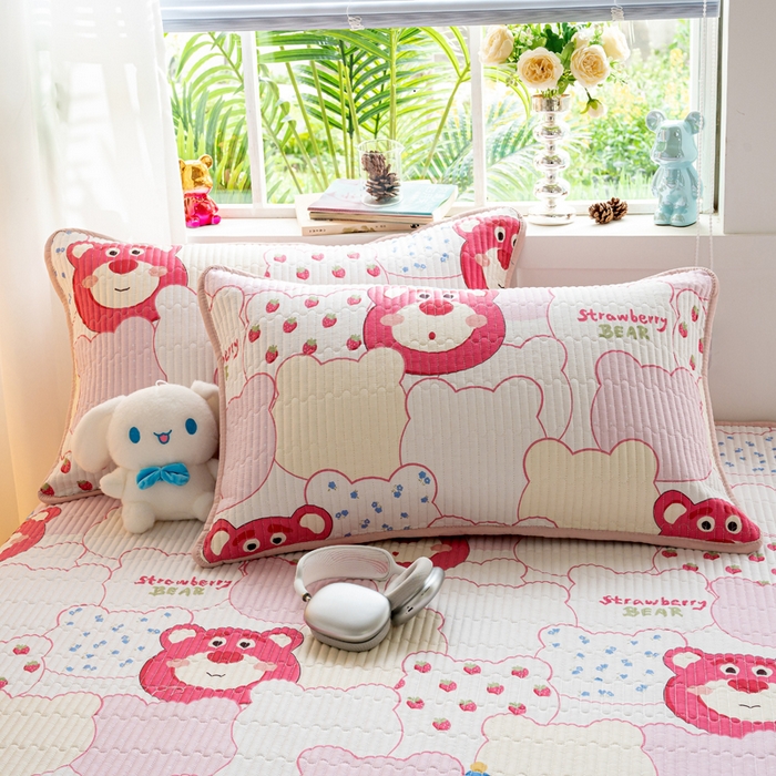 91家纺网 家纺一手货源 找家纺 X猫先生 2026新款全棉床盖小清新夹棉床单炕盖四季跑量款 圣诞草莓熊