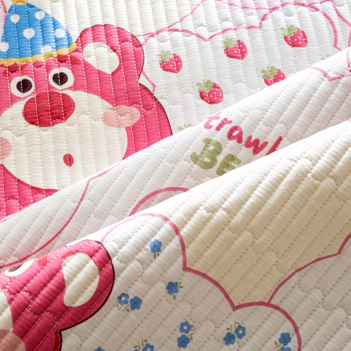 91家纺网 家纺一手货源 找家纺 X猫先生 2026新款全棉床盖小清新夹棉床单炕盖四季跑量款 圣诞草莓熊