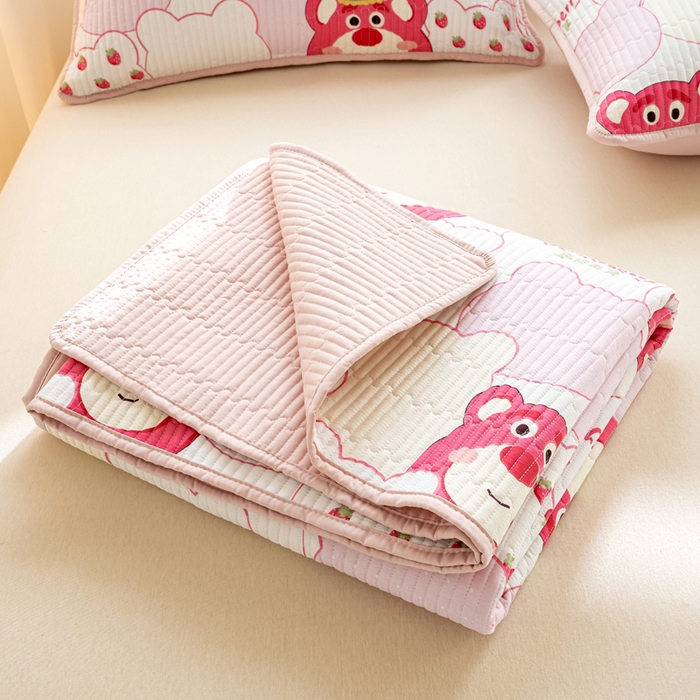 91家纺网 家纺一手货源 找家纺 X猫先生 2026新款全棉床盖小清新夹棉床单炕盖四季跑量款 圣诞草莓熊