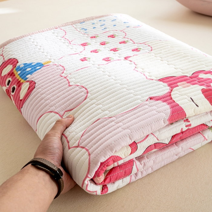 91家纺网 家纺一手货源 找家纺 X猫先生 2026新款全棉床盖小清新夹棉床单炕盖四季跑量款 圣诞草莓熊