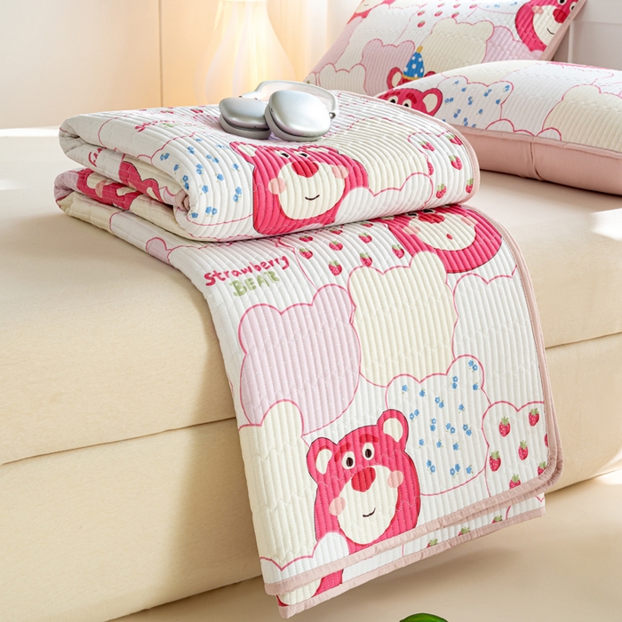 91家纺网 家纺一手货源 找家纺 X猫先生 2026新款全棉床盖小清新夹棉床单炕盖四季跑量款 圣诞草莓熊