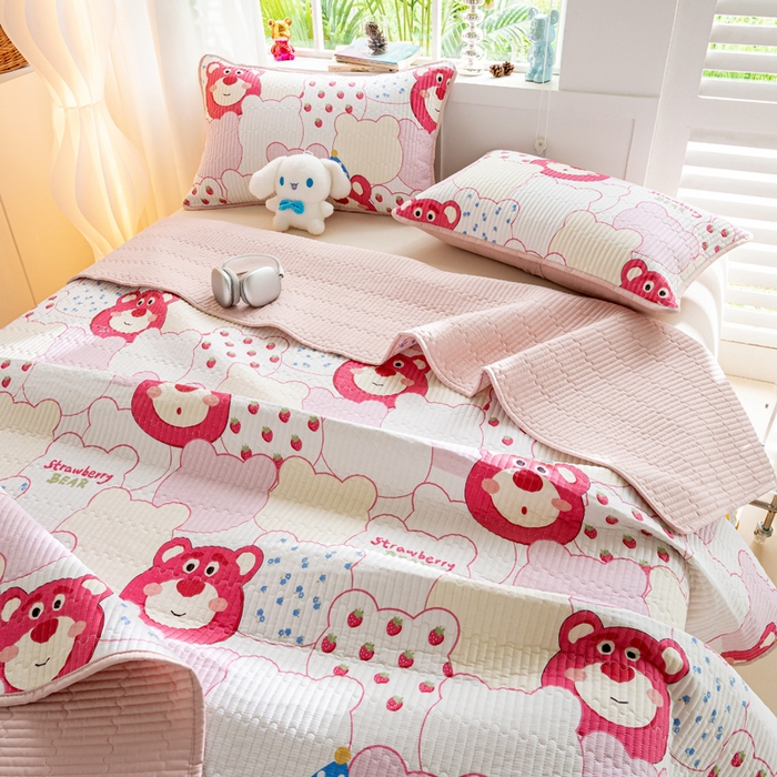91家纺网 家纺一手货源 找家纺 X猫先生 2026新款全棉床盖小清新夹棉床单炕盖四季跑量款 圣诞草莓熊