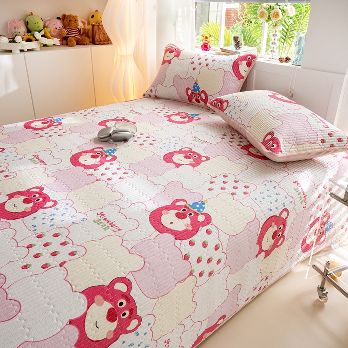 91家纺网 家纺一手货源 找家纺 X猫先生 2026新款全棉床盖小清新夹棉床单炕盖四季跑量款 圣诞草莓熊