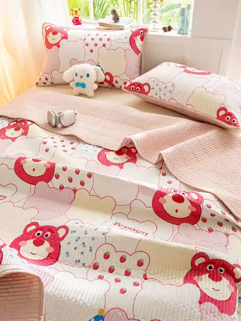 91家纺网 家纺一手货源 找家纺 X猫先生 2026新款全棉床盖小清新夹棉床单炕盖四季跑量款 圣诞草莓熊
