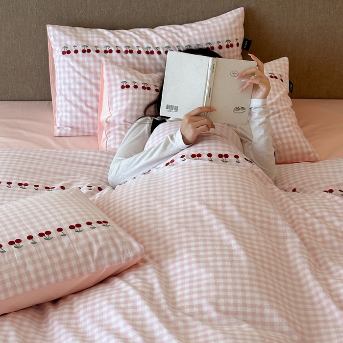 91家纺网 家纺一手货源 找家纺 卡姿家纺 2026春夏色织水洗棉甜美风—樱桃可露莉 樱桃可露莉-粉格