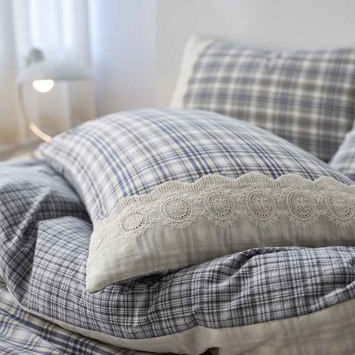 91家纺网 家纺一手货源 找家纺 卡姿家纺 2026春夏色织水洗棉文艺小格子花边款 利奥-烟蓝