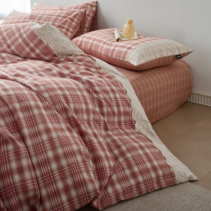 91家纺网 家纺一手货源 找家纺 卡姿家纺 2026春夏色织水洗棉文艺小格子花边款 利奥-红蕉