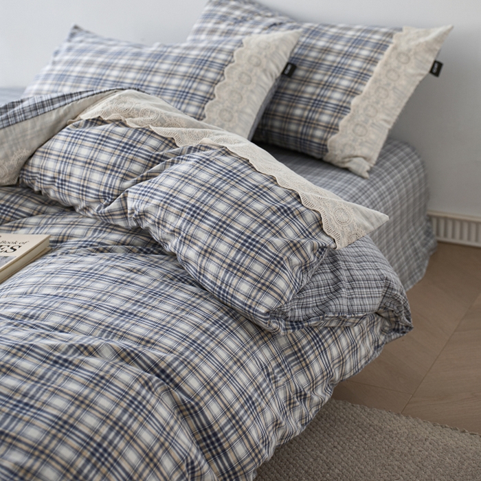 91家纺网 家纺一手货源 找家纺 卡姿家纺 2026春夏色织水洗棉文艺小格子花边款 利奥-烟蓝