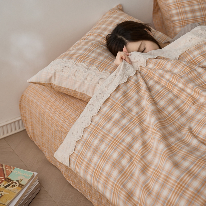 91家纺网 家纺一手货源 找家纺 卡姿家纺 2026春夏色织水洗棉文艺小格子花边款 利奥-暖桔