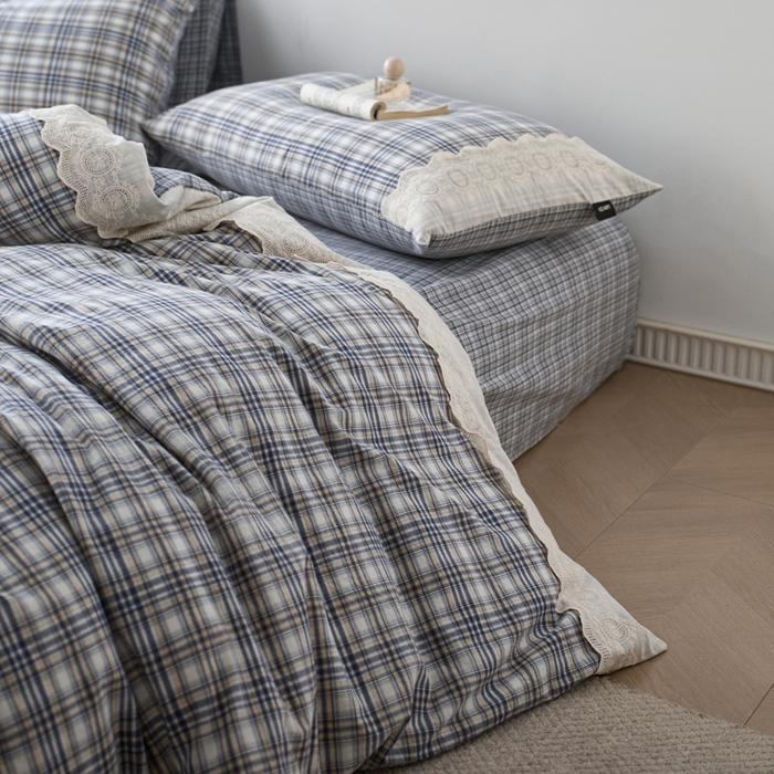 91家纺网 家纺一手货源 找家纺 卡姿家纺 2026春夏色织水洗棉文艺小格子花边款 利奥-烟蓝